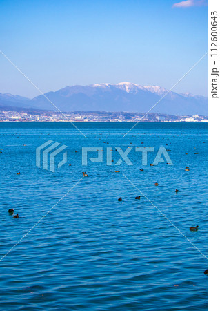 【びわ湖風景】湖畔から眺める冬山や沖合の風景 112600643