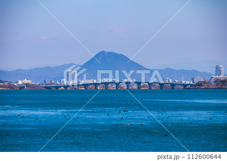 【びわ湖風景】湖畔から眺める冬山や沖合の風景 【びわ湖風景】湖畔から眺める冬山や沖合の風景 112600644