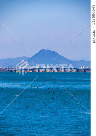 【びわ湖風景】湖畔から眺める冬山や沖合の風景 【びわ湖風景】湖畔から眺める冬山や沖合の風景 112600645