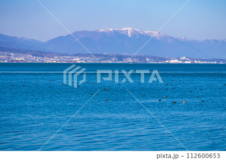 【びわ湖風景】湖畔から眺める冬山や沖合の風景 【びわ湖風景】湖畔から眺める冬山や沖合の風景 112600653