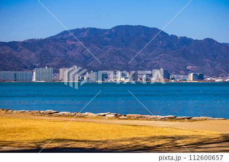 【びわ湖風景】湖畔から眺める冬山や沖合の風景 【びわ湖風景】湖畔から眺める冬山や沖合の風景 112600657