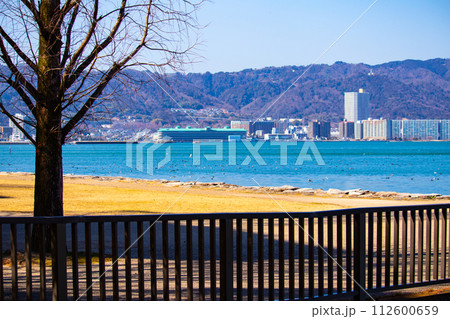 【びわ湖風景】湖畔から眺める冬山や沖合の風景 【びわ湖風景】湖畔から眺める冬山や沖合の風景 112600659