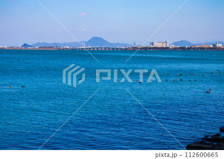 【びわ湖風景】湖畔から眺める冬山や沖合の風景 【びわ湖風景】湖畔から眺める冬山や沖合の風景 112600665
