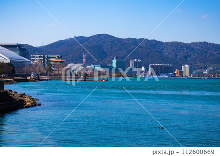 【びわ湖風景】湖畔から眺める冬山や沖合の風景 112600669