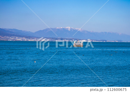 【びわ湖風景】湖畔から眺める冬山や沖合の風景 【びわ湖風景】湖畔から眺める冬山や沖合の風景 112600675