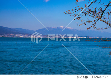 【びわ湖風景】湖畔から眺める冬山や沖合の風景 【びわ湖風景】湖畔から眺める冬山や沖合の風景 112600677