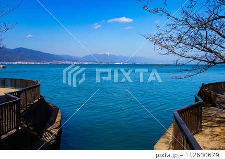 【びわ湖風景】湖畔から眺める冬山や沖合の風景 112600679