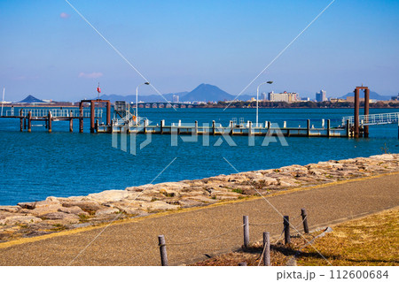 【びわ湖風景】湖畔から眺める冬山や沖合の風景 112600684