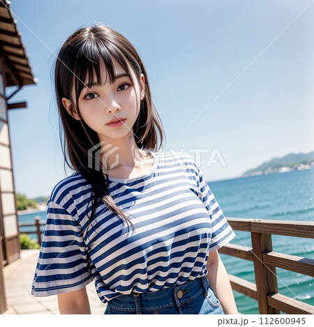 海を眺める女性 海を眺める女性 112600945