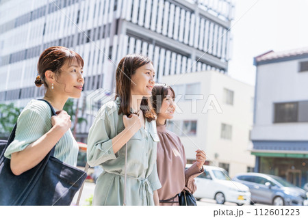 都会を歩くビジネスウーマン・OL・女性・同僚・ママ友・女友達(買い物・旅行・女子旅) 都会を歩くビジネスウーマン・OL・女性・同僚・ママ友・女友達(買い物・旅行・女子旅) 112601223