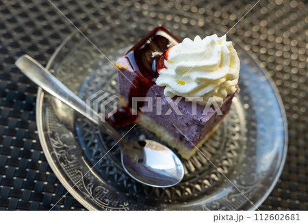 Cheesecake with berries 112602681