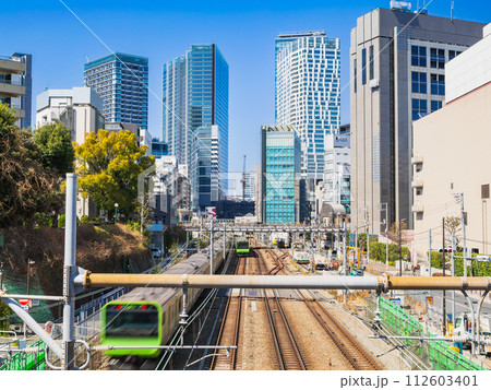東京　山手線と渋谷駅周辺の高層ビル 112603401