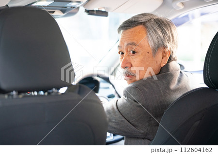 シニア男性　ドライバー　車内 112604162