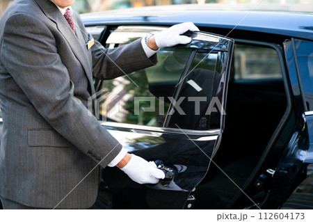 シニア男性 ドライバー 顔なし シニア男性 ドライバー 顔なし 112604173