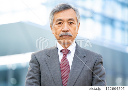 シニア男性　ビジネス　オフィス街 112604205