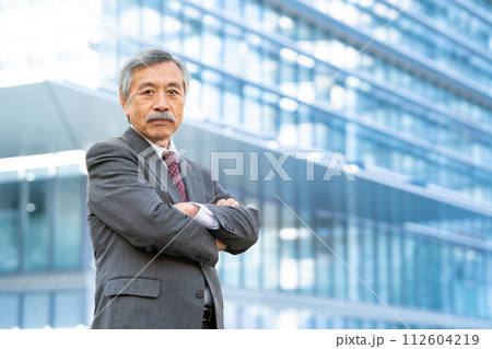 シニア男性 ビジネス オフィス街 腕組み シニア男性 ビジネス オフィス街 腕組み 112604219