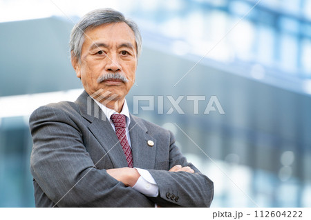 シニア弁護士　オフィス街　腕組み 112604222