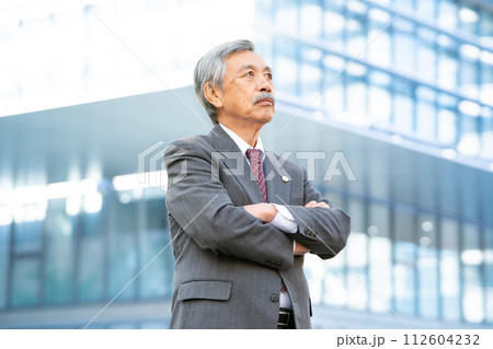 シニア弁護士　オフィス街　腕組み 112604232