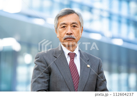 シニア弁護士　オフィス街 112604237