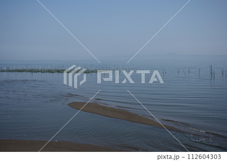 春の有明海の風景 112604303