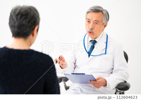 シニア男性　問診　ドクター 112604623