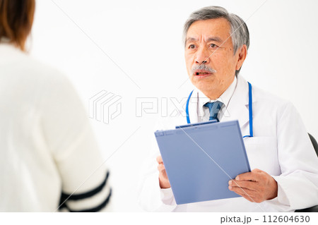 シニア男性　問診　ドクター 112604630