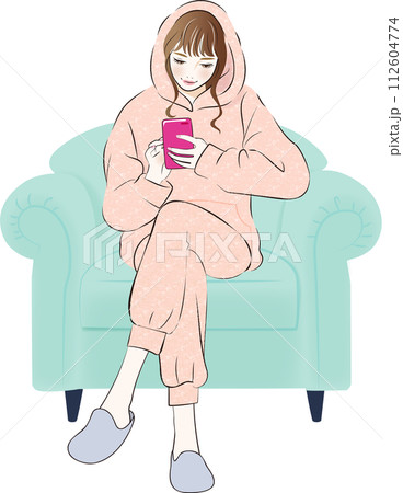 部屋でソファに座って携帯をいじる女の子 112604774