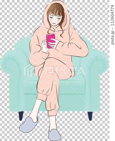 部屋でソファに座って携帯をいじる女の子 112604774