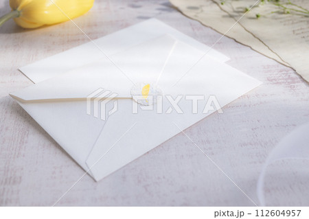 封筒　手紙　チューリップ　かすみ草　リボン 112604957