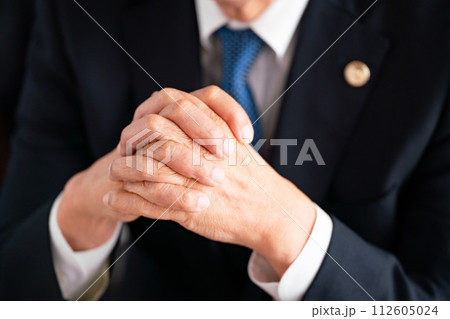 シニア弁護士　オフィス　顔なし 112605024