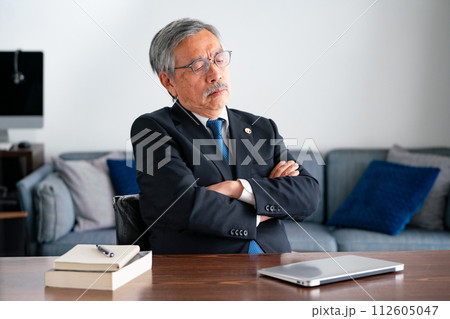 シニア弁護士　オフィス　眠る 112605047