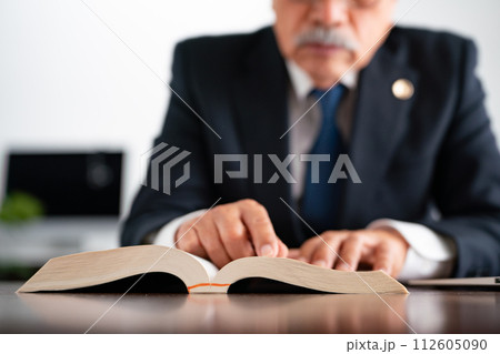シニア弁護士 本 顔なし シニア弁護士 本 顔なし 112605090