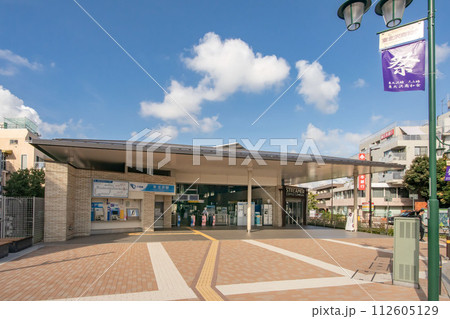東京都世田谷区北沢の小田急電鉄小田原線の駅、東北沢駅 112605129