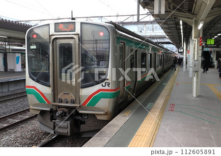 福島駅に停車中の東北本線E721系（福島地区：新白河-郡山⇔福島-白石） 112605891