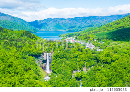 明智平から望む中禅寺湖と華厳の滝 明智平から望む中禅寺湖と華厳の滝 112605988