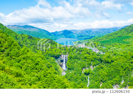 明智平展望台から望む中禅寺湖と華厳の滝 112606150