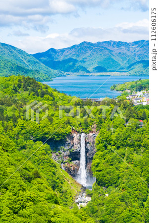明智平展望台から望む中禅寺湖と華厳の滝 112606175