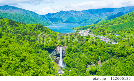 明智平展望台から望む中禅寺湖と華厳の滝 112606180