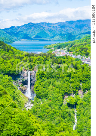 明智平展望台から望む中禅寺湖と華厳の滝 112606184