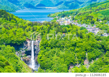 明智平展望台から望む中禅寺湖と華厳の滝 明智平展望台から望む中禅寺湖と華厳の滝 112606185