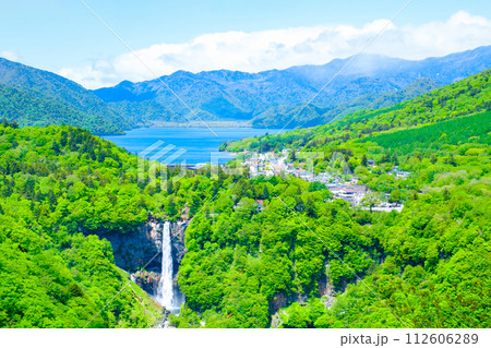 明智平展望台から望む中禅寺湖と華厳の滝 112606289