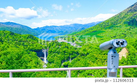 明智平展望台から望む中禅寺湖と華厳の滝 112606313