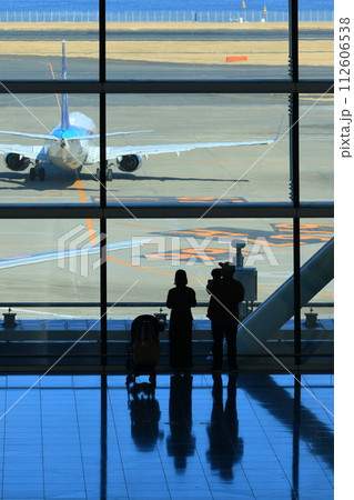 羽田空港第2ターミナル国際線ロビー　飛行機を眺める家族 112606538