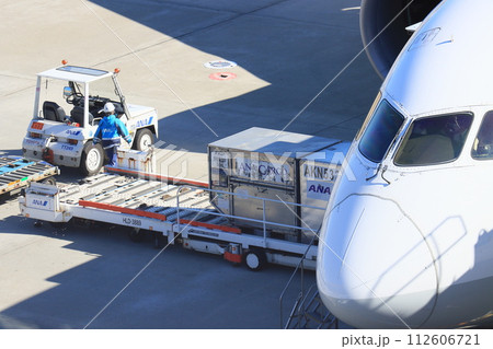 貨物を積み込む旅客機　出発準備 112606721
