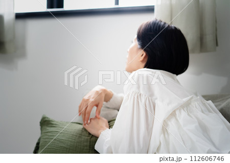 ソファで横になる女性 ソファで横になる女性 112606746