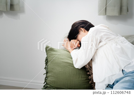 ソファで横になる女性 ソファで横になる女性 112606748