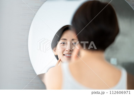 鏡を見る女性 鏡を見る女性 112606971