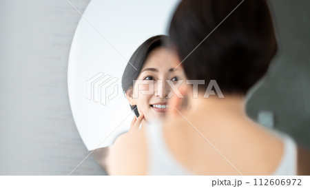鏡を見る女性 鏡を見る女性 112606972
