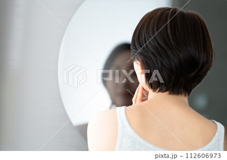 鏡を見る女性 112606973