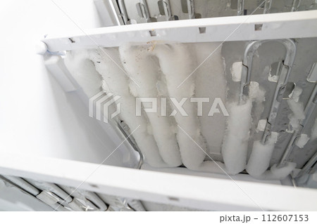 Ice in the freezer, Defrosting of the fridge and freezer 112607153